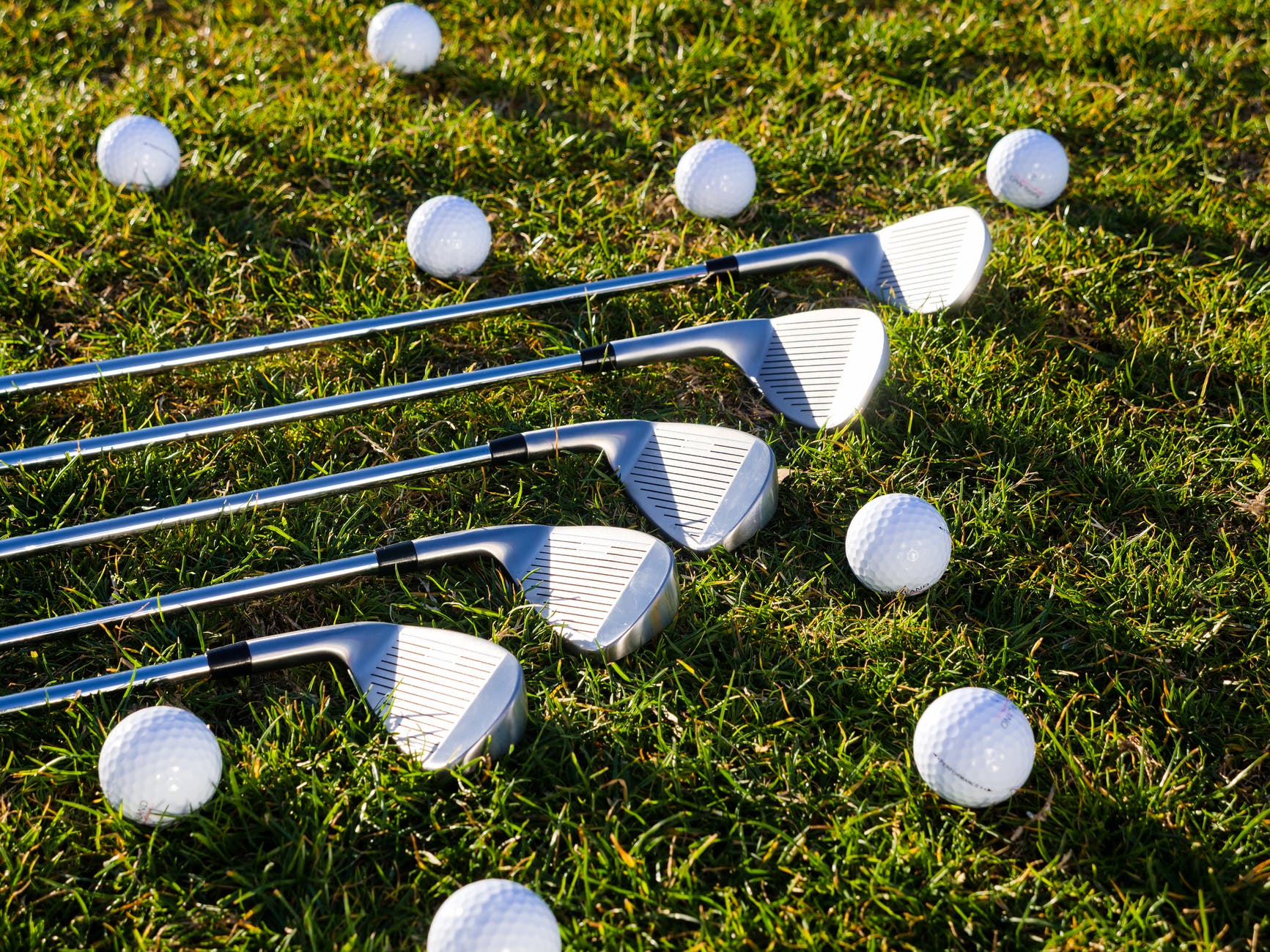 Sorted golf clubs and golf bal